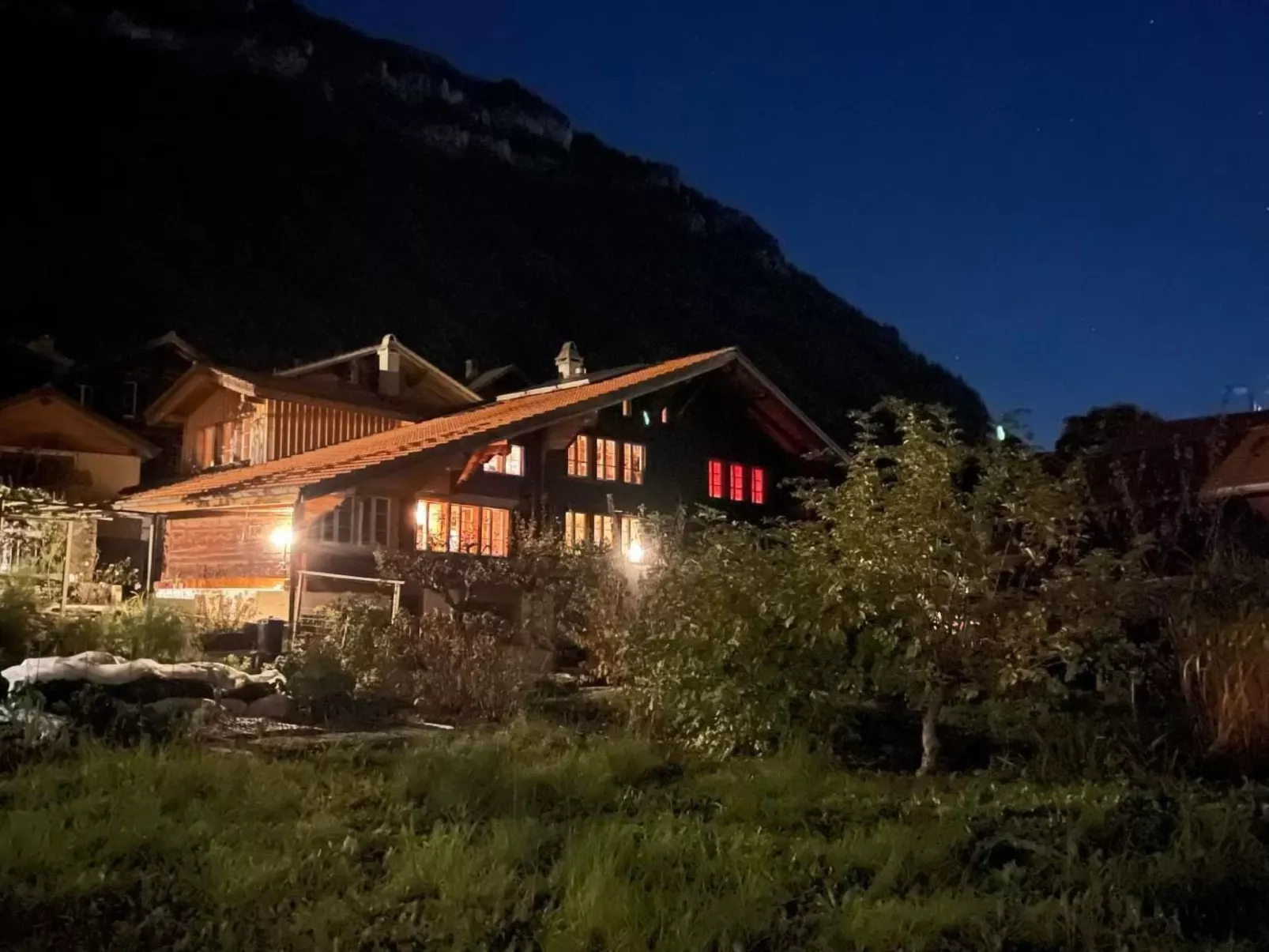 Chalet-Hausteil mit Garten im Dorfkern - Draußen