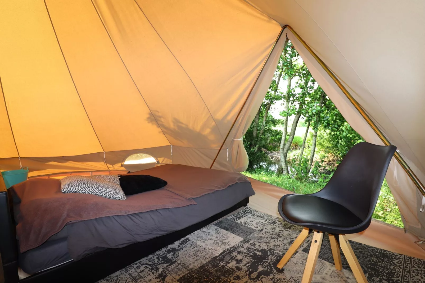 Twee Glamour tenten "Kreas" en "Smuk" naast elkaar-Bedroom