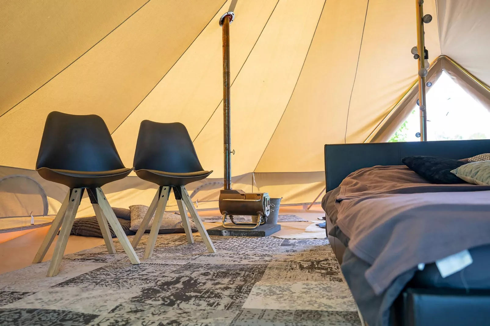 Twee Glamour tenten "Kreas" en "Smuk" naast elkaar-Bedroom