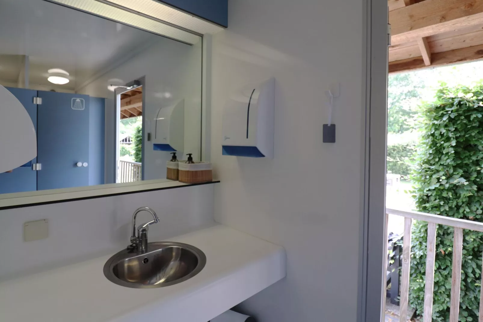 Twee Glamour tenten "Kreas" en "Smuk" naast elkaar-Bathroom