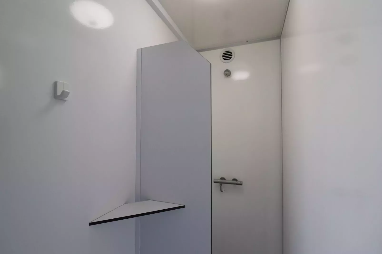 Twee Glamour tenten "Kreas" en "Smuk" naast elkaar-Bathroom
