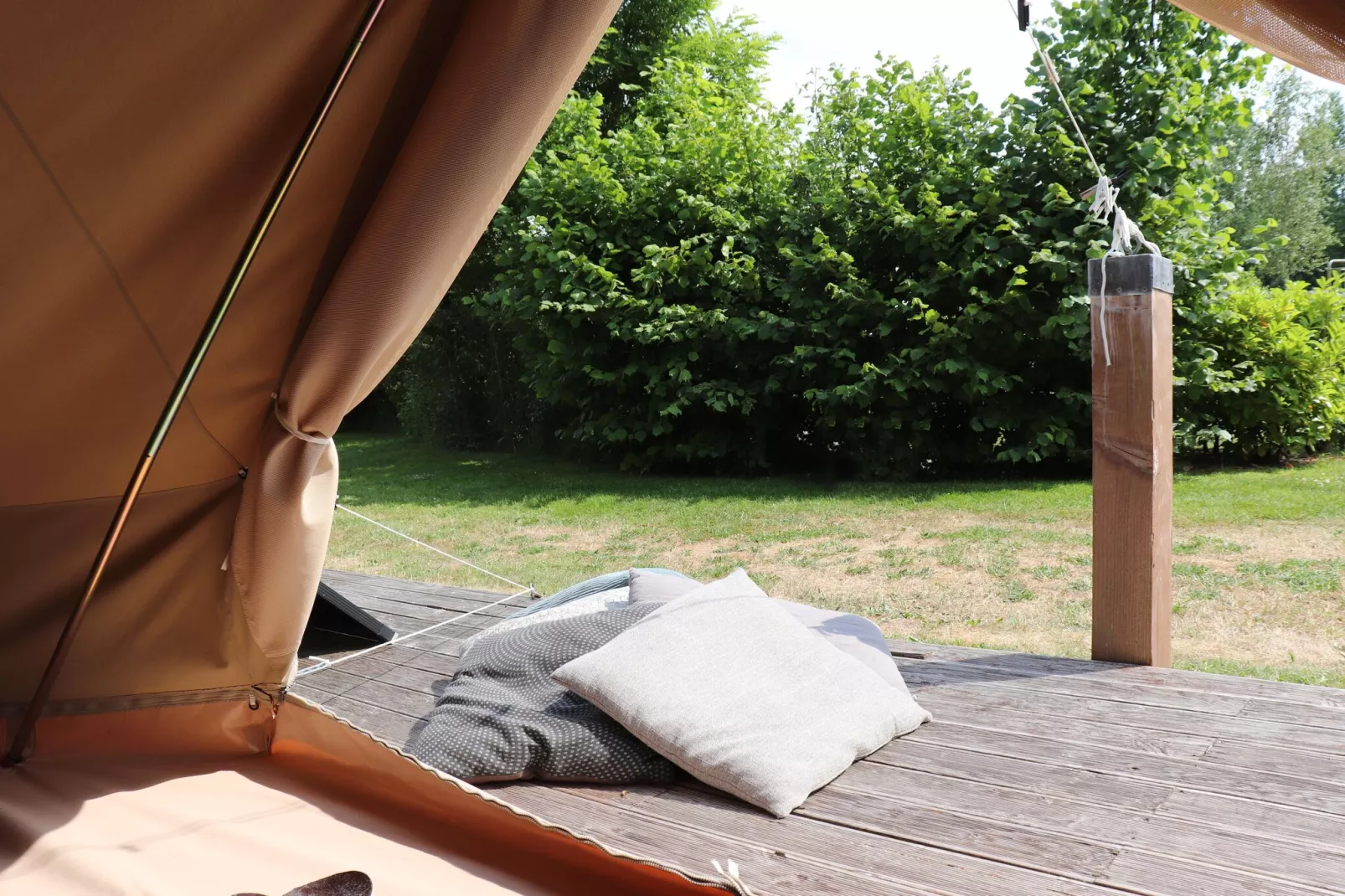 Twee Glamour tenten "Kreas" en "Smuk" naast elkaar-View summer