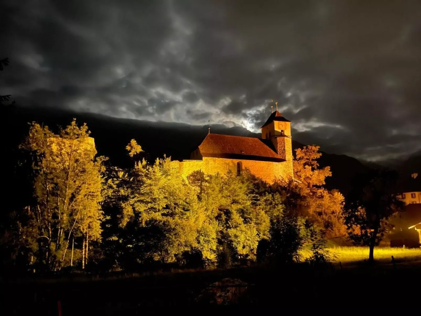 Chalet-Hausteil mit Garten im Dorfkern - Draußen