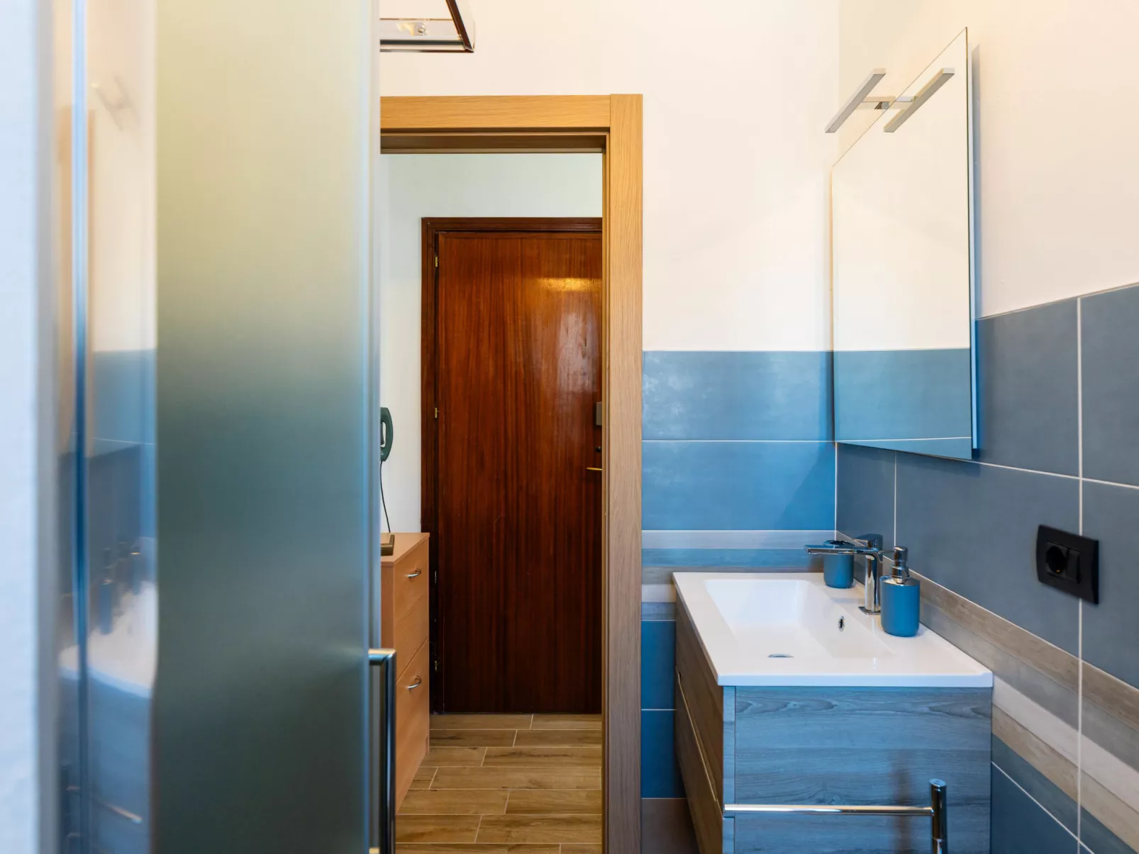 Tra le onde - Inside