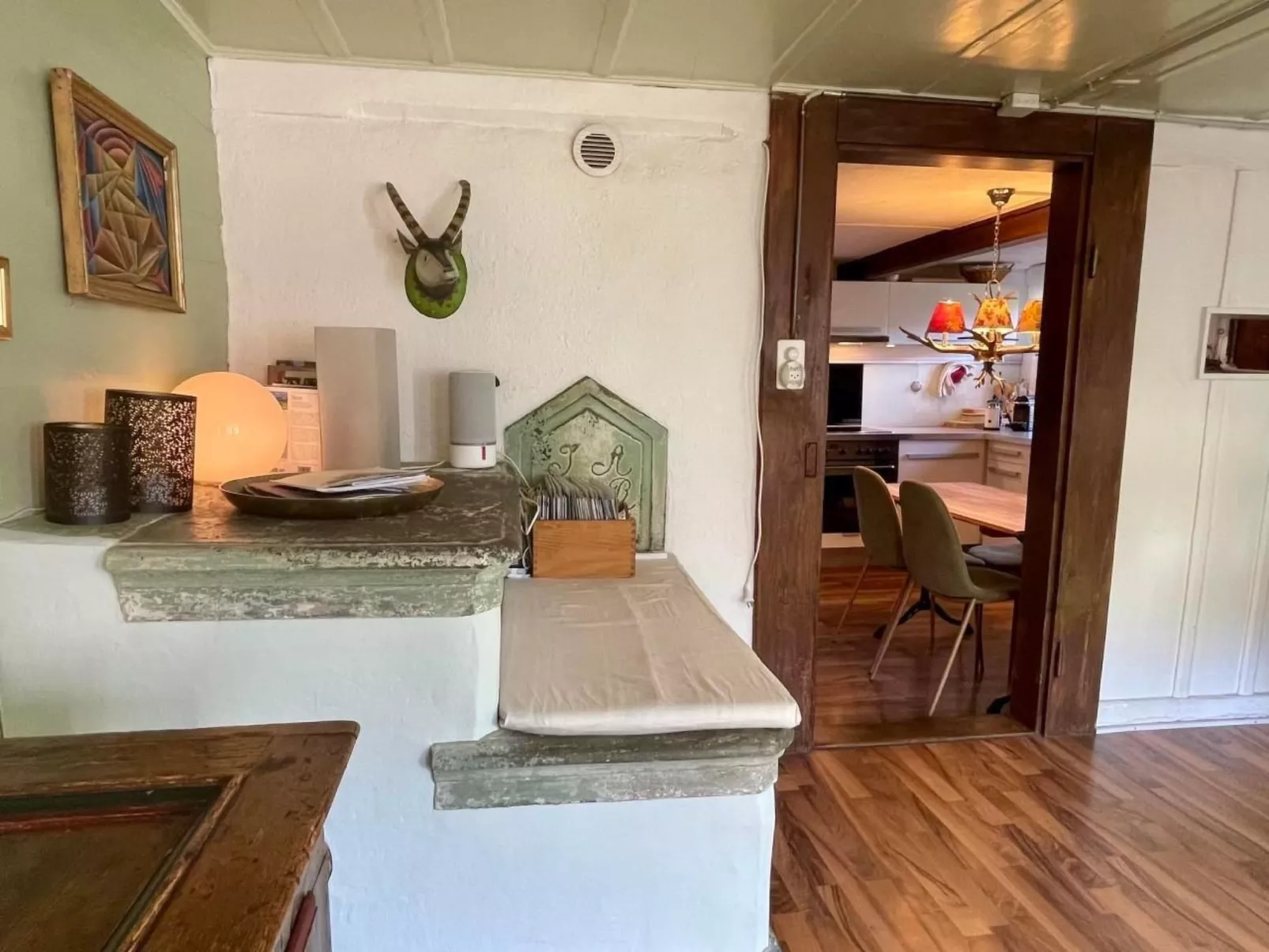 Chalet-Hausteil mit Garten im Dorfkern - Drinnen
