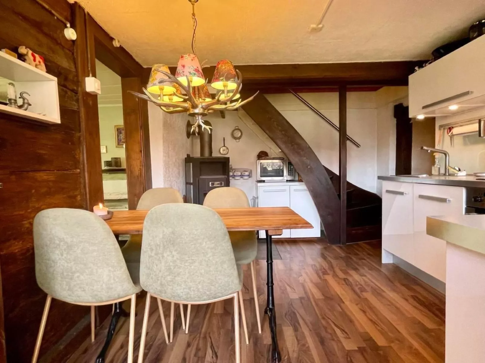 Chalet-Hausteil mit Garten im Dorfkern - Drinnen