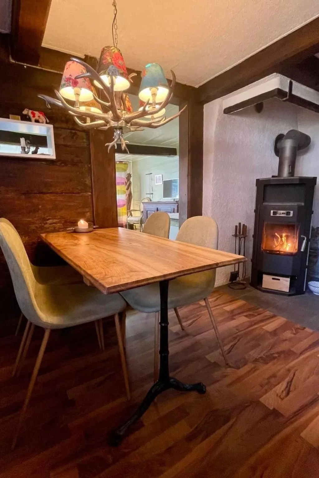 Chalet-Hausteil mit Garten im Dorfkern - Drinnen