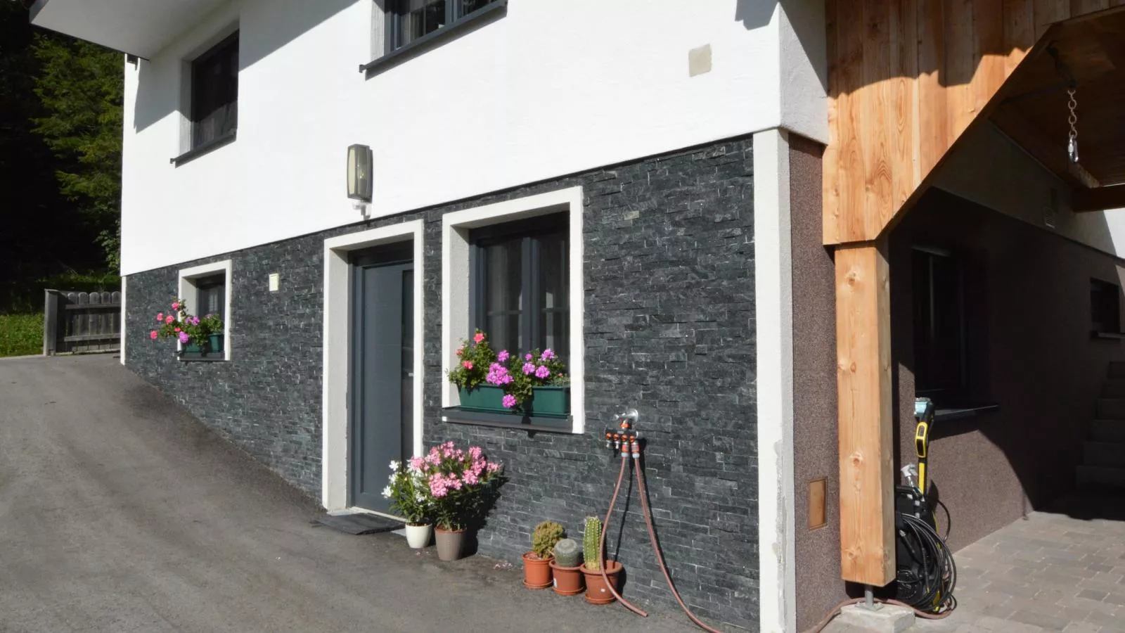 Bienenheim-Exterior summer