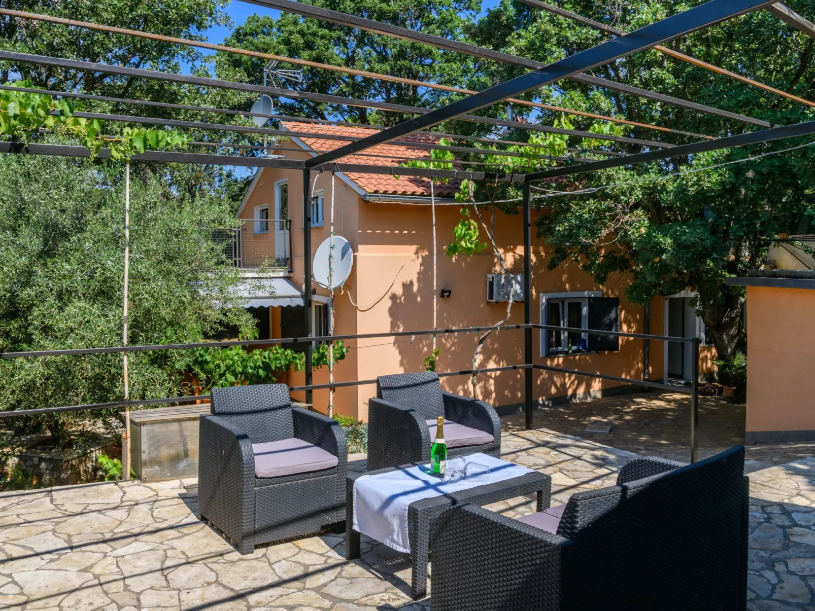 Wunderschönes Ferienhaus in Pomer mit Garten - Image-tags.info