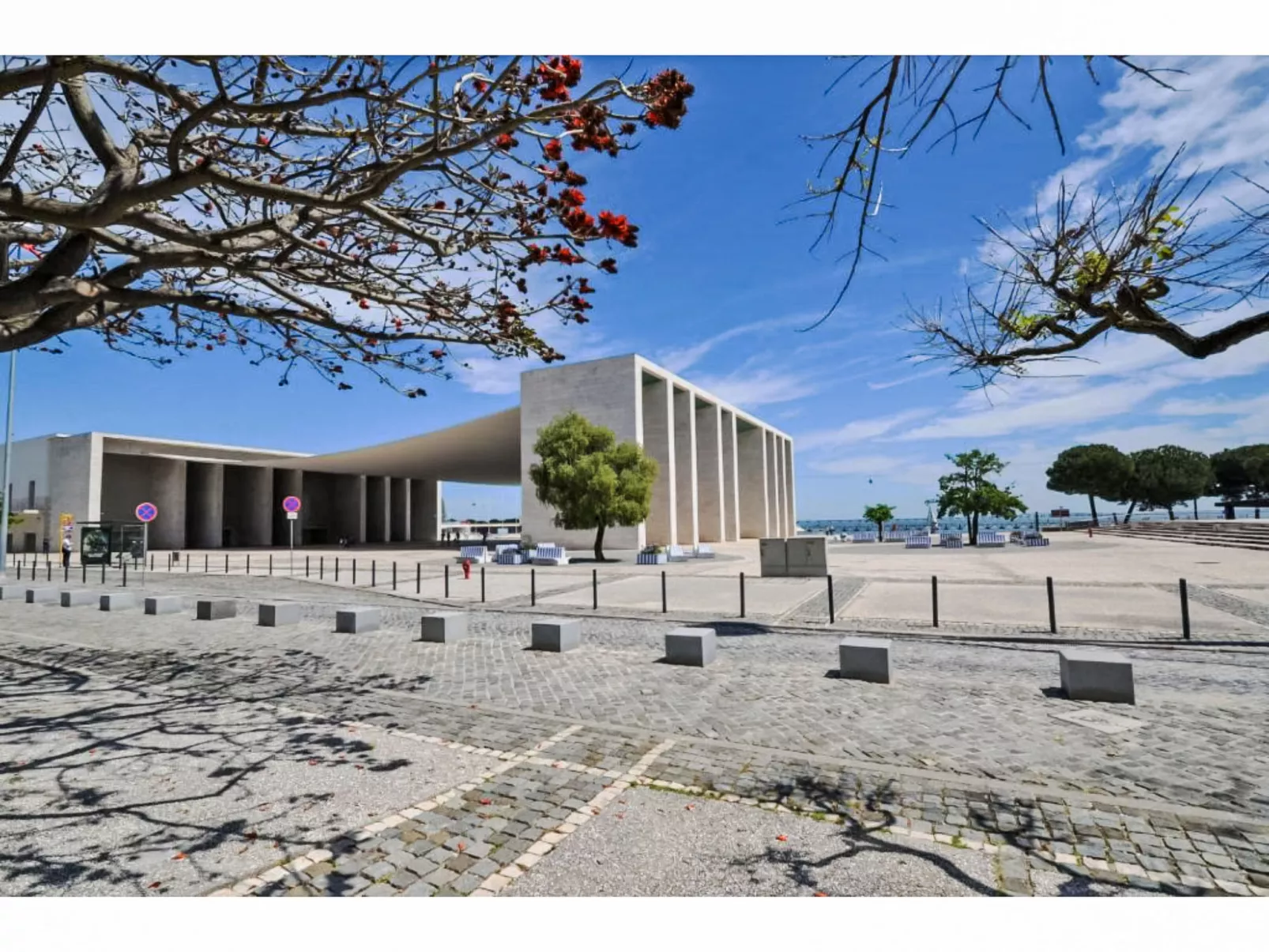 Expo Oriente Lis - Outside