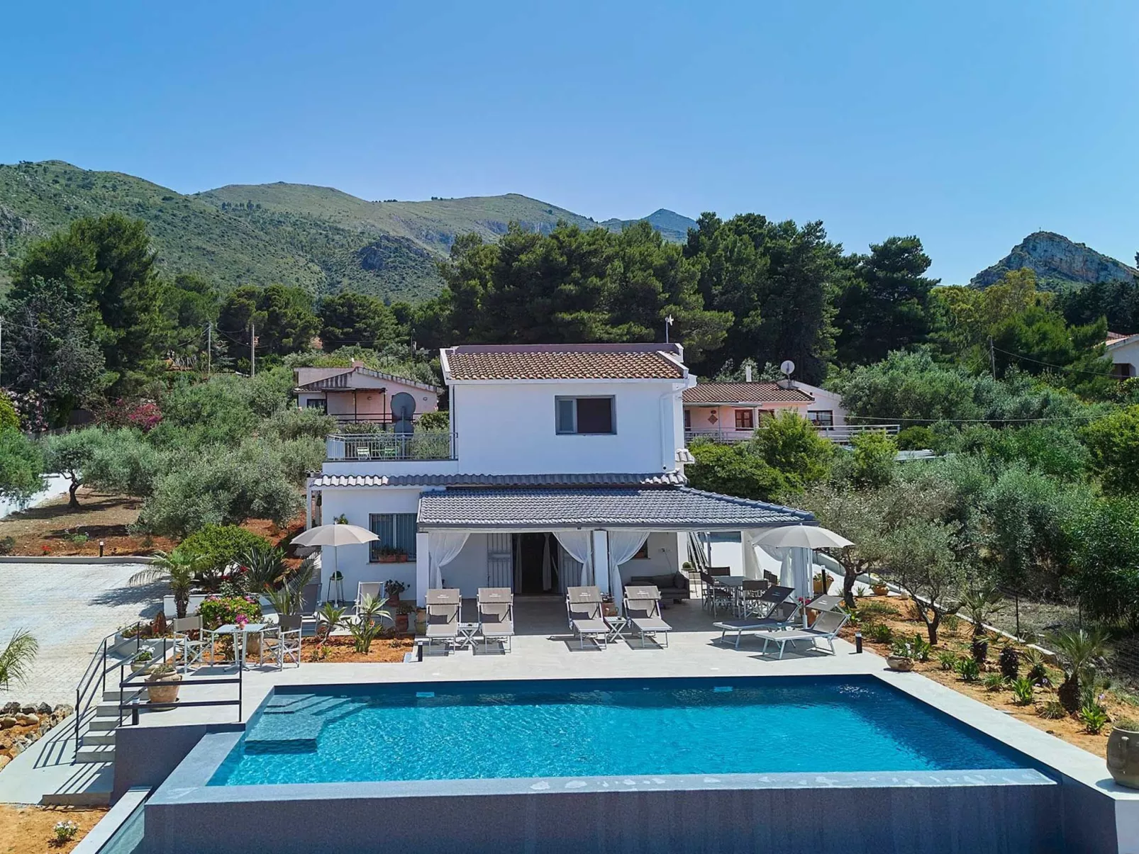 Charming Villa Antonella with pool and sea view - Dedans