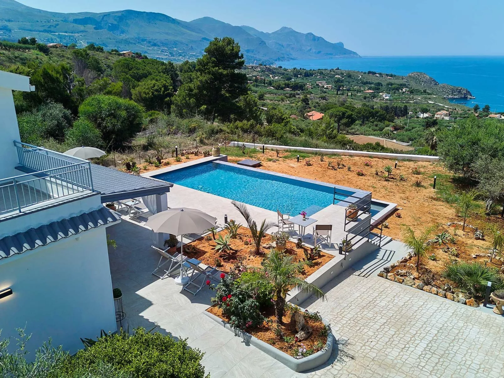 Charming Villa Antonella with pool and sea view - Dedans