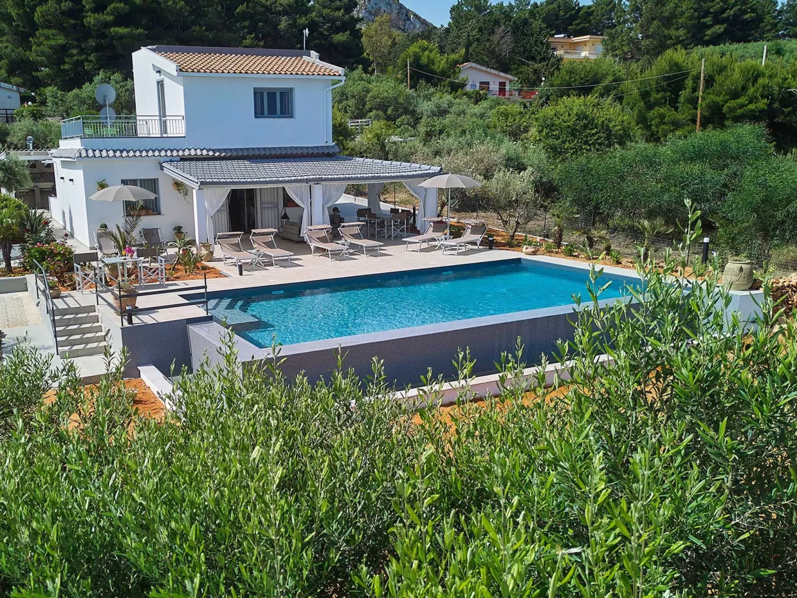 Charming Villa Antonella with pool and sea view - Dedans