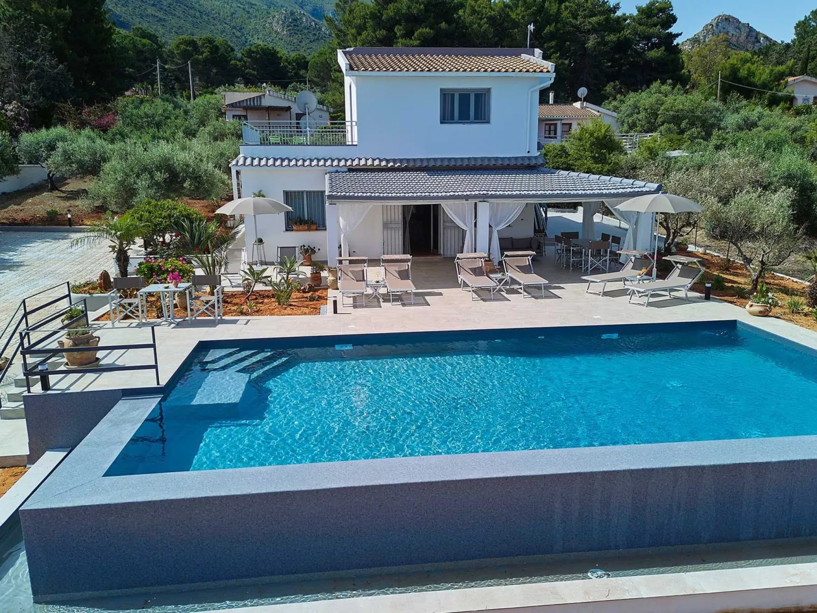 Charming Villa Antonella with pool and sea view - Dedans