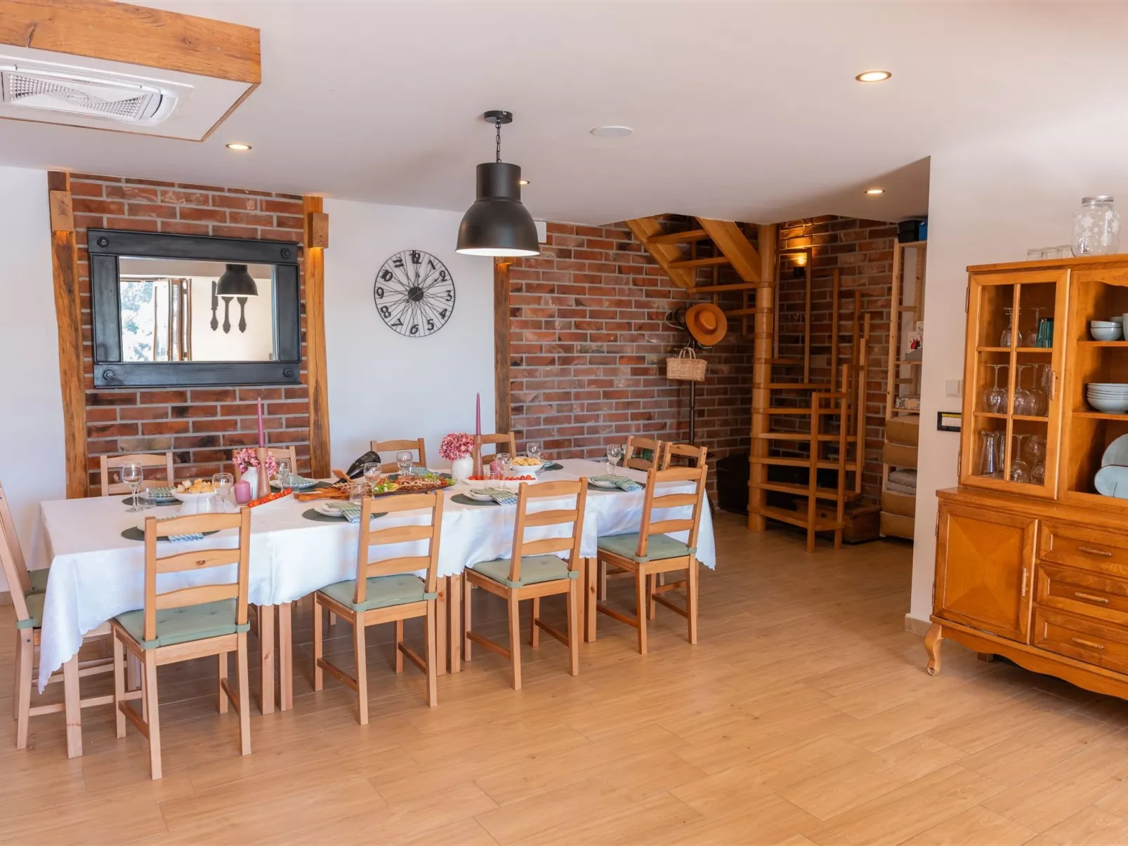 House Tri srca - Inside