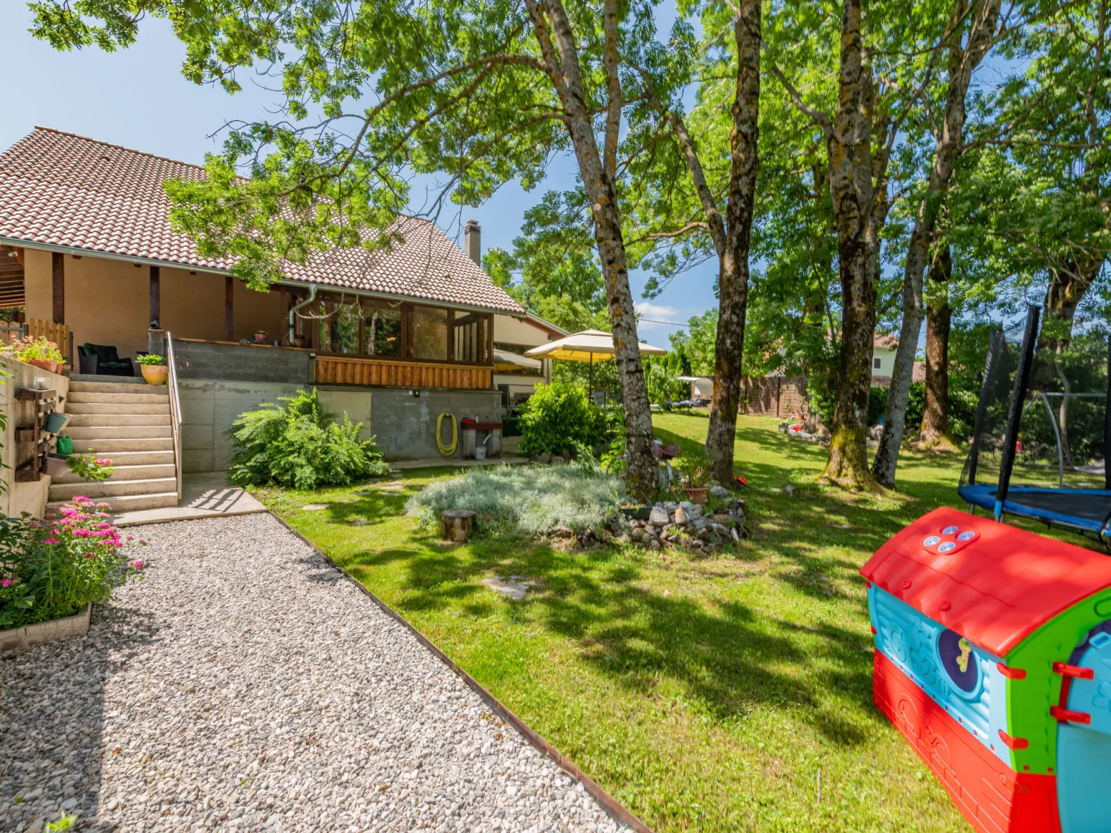 House Mazini - Draußen