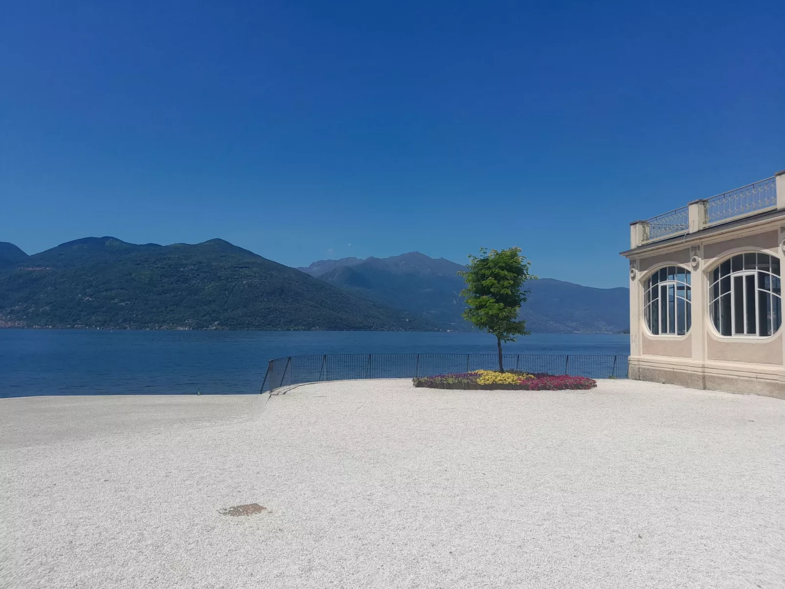 Villa mit geschlossenem Garten und schöner Aussi