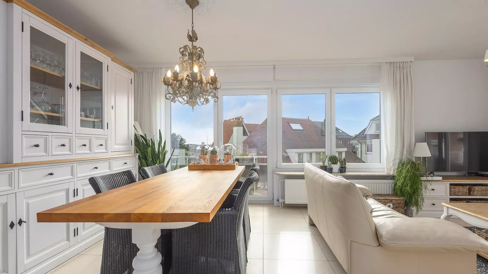 Rising Sun - 0101 - Salon