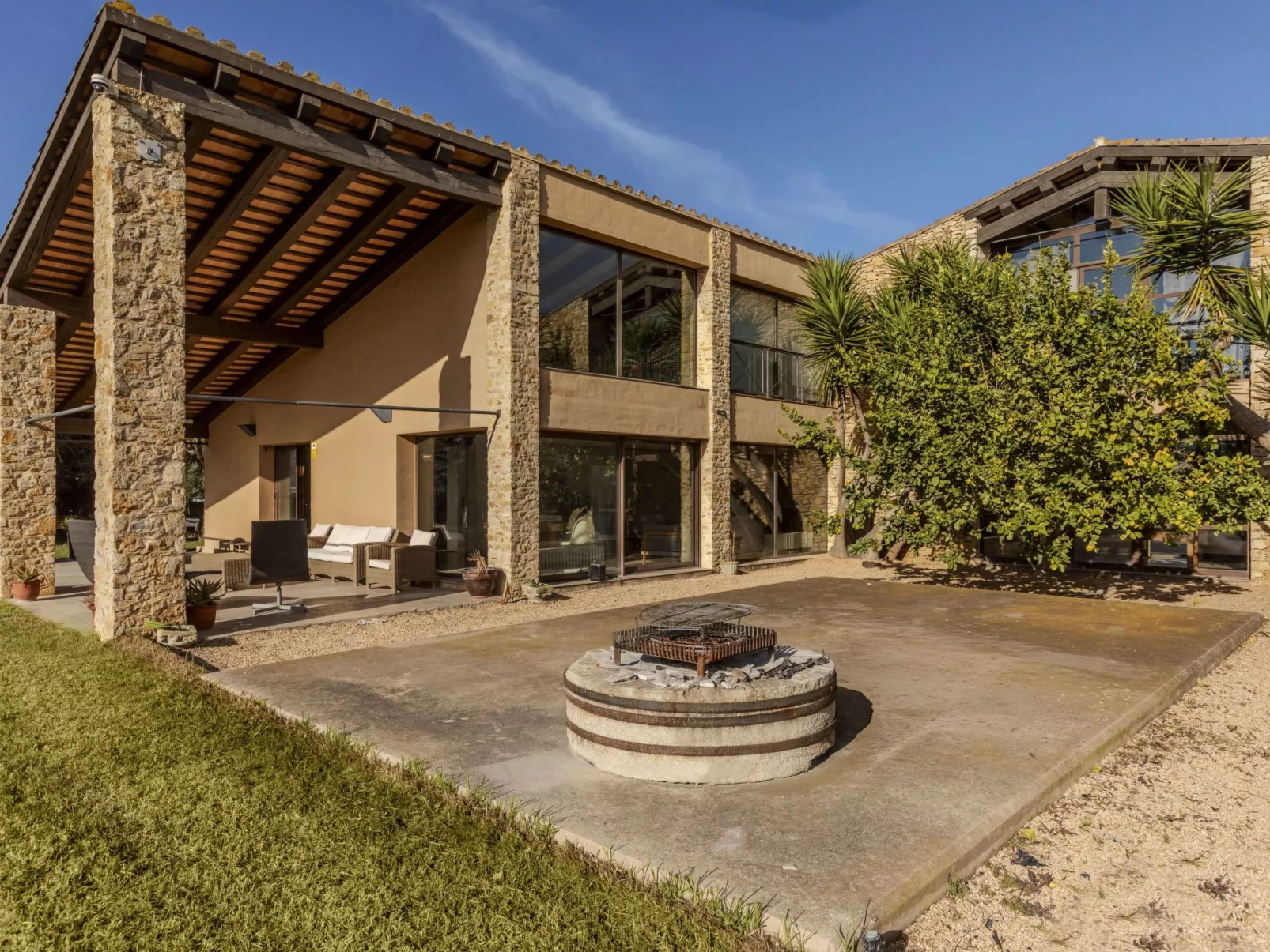 Mas Oliveres - Outside