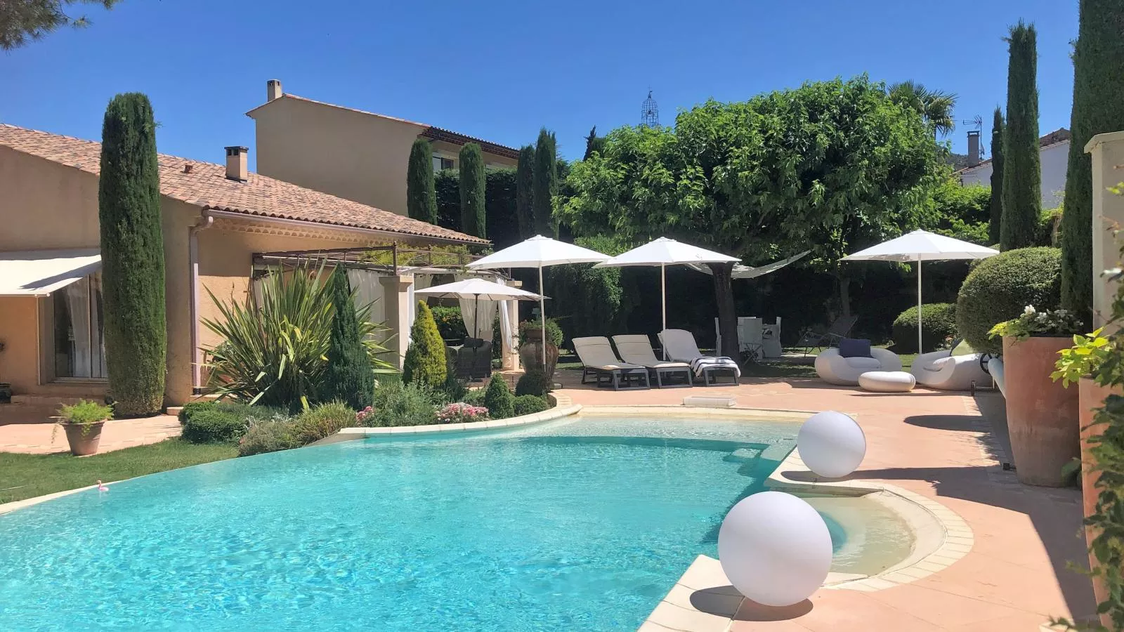 La Sarrazine-Exterior summer