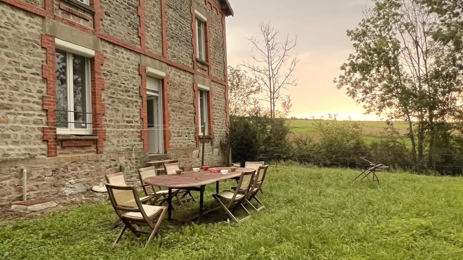 La Usine du Charme-Gardens summer