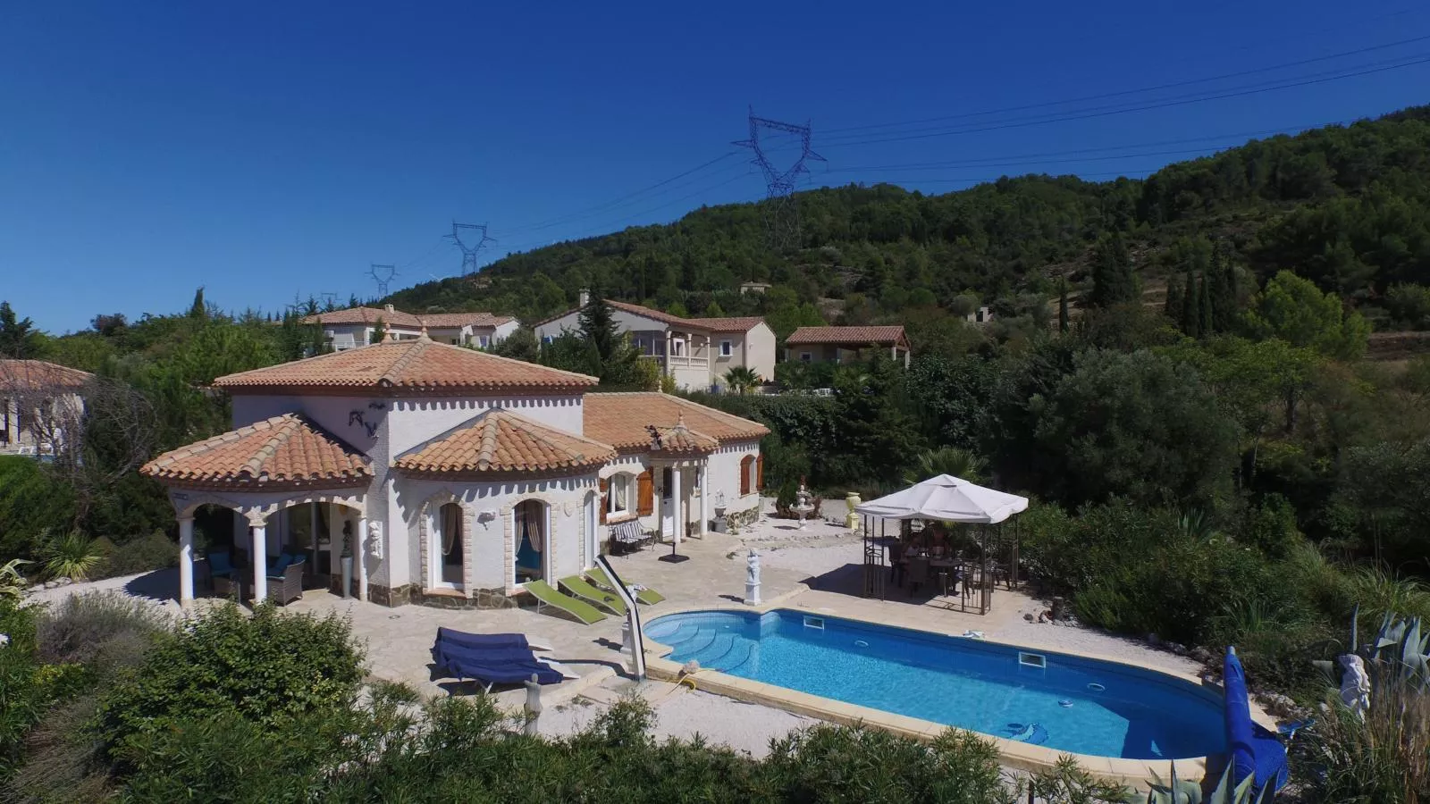 Serre Oupia-Exterior summer