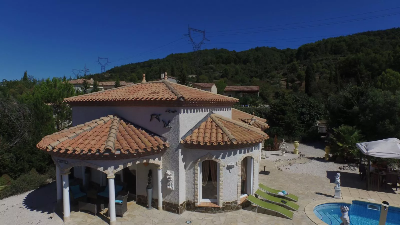 Serre Oupia-Exterior summer