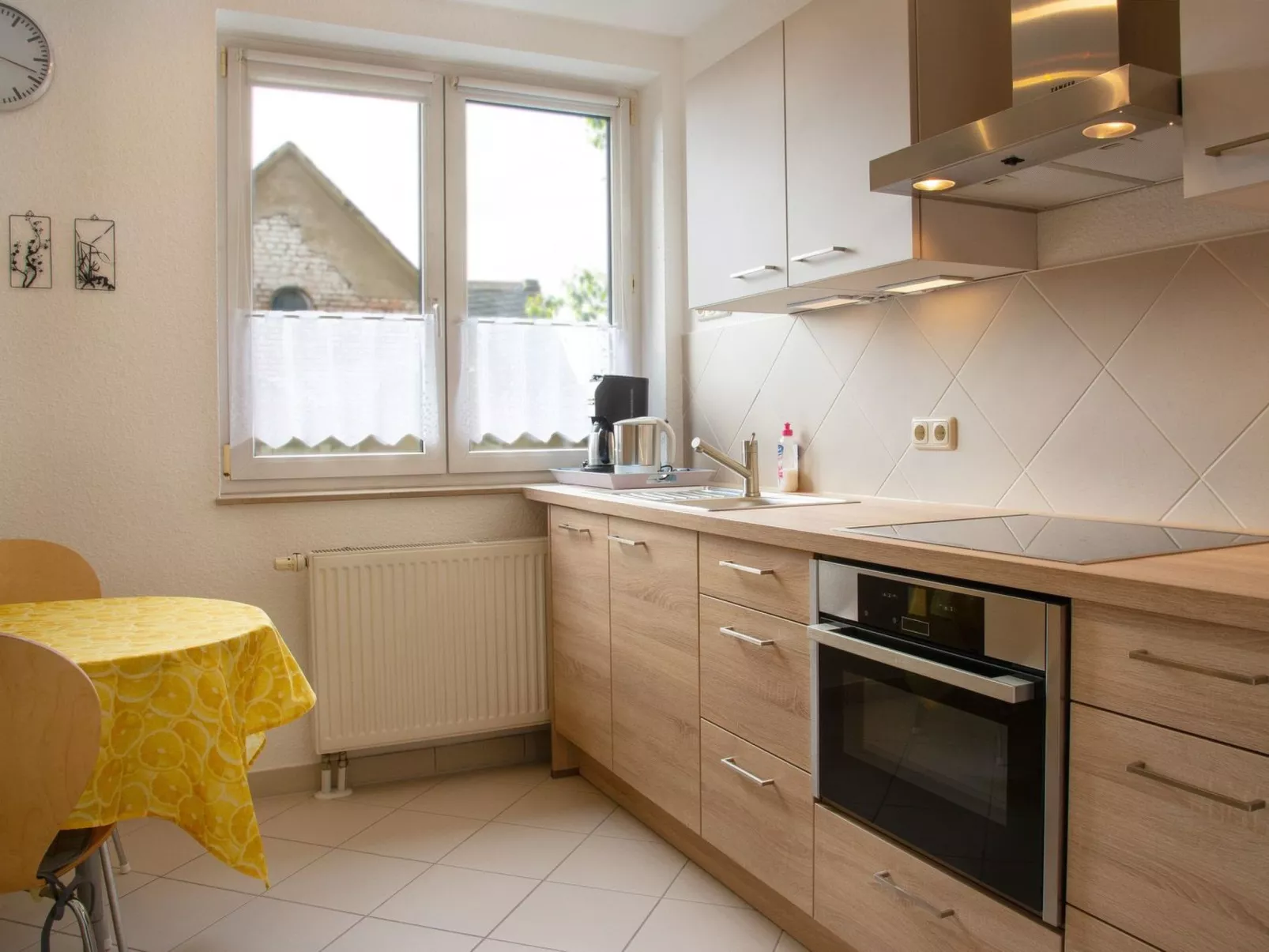 In Stadtrandlage mit guter Anbindung, sowie groß - Inside