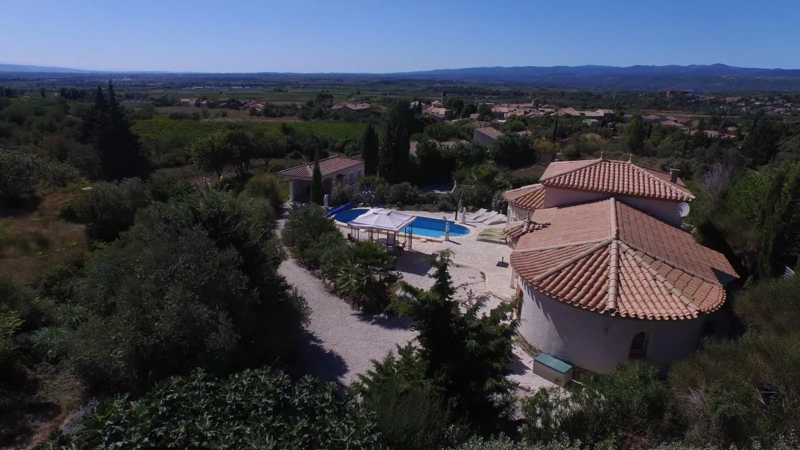 Serre Oupia-Exterior summer