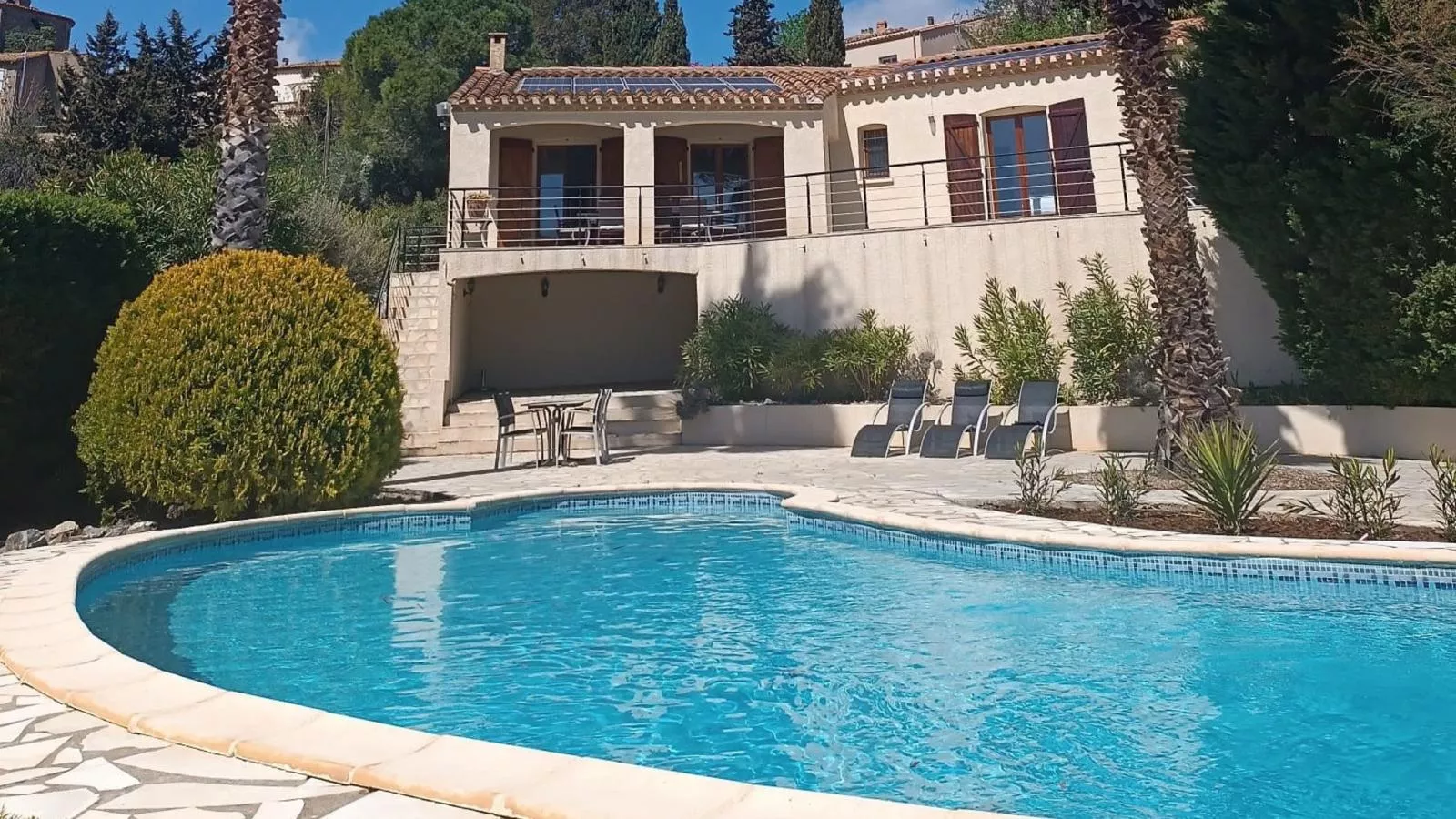 Ella Ella-Pool