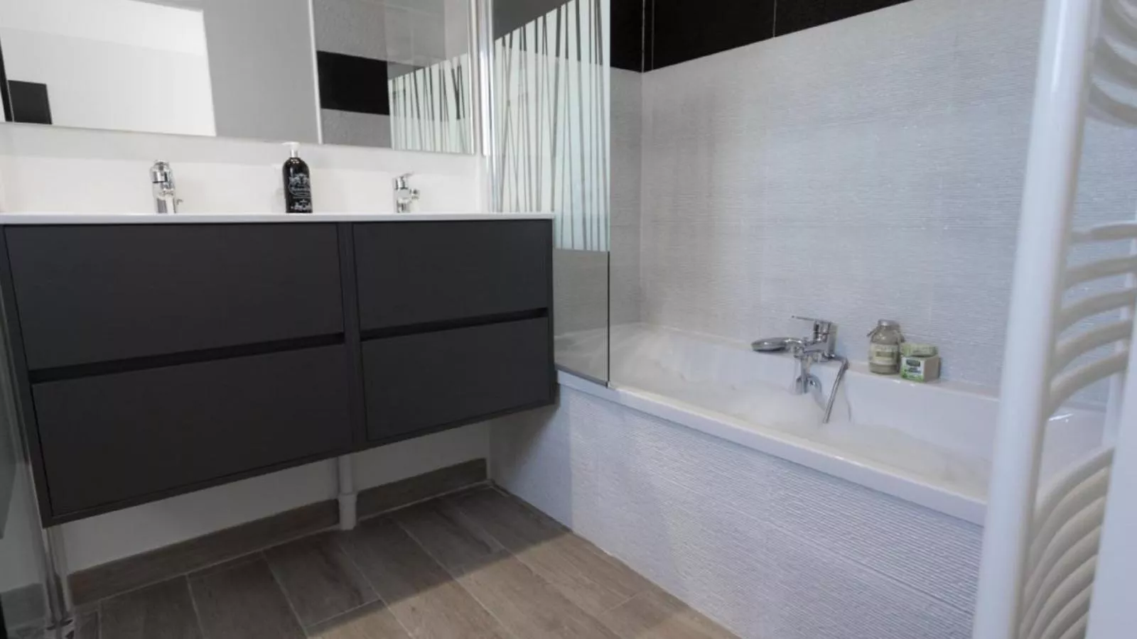 Luna-Bathroom
