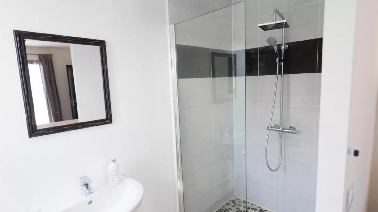 Luna-Bathroom
