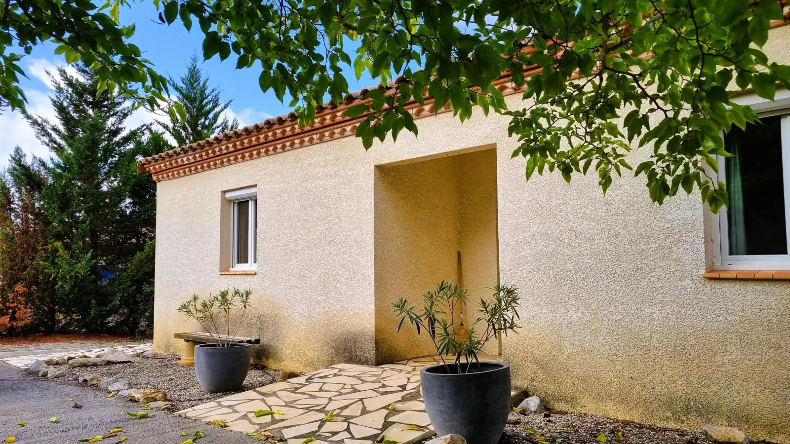 Le Filon dOr-Exterior summer