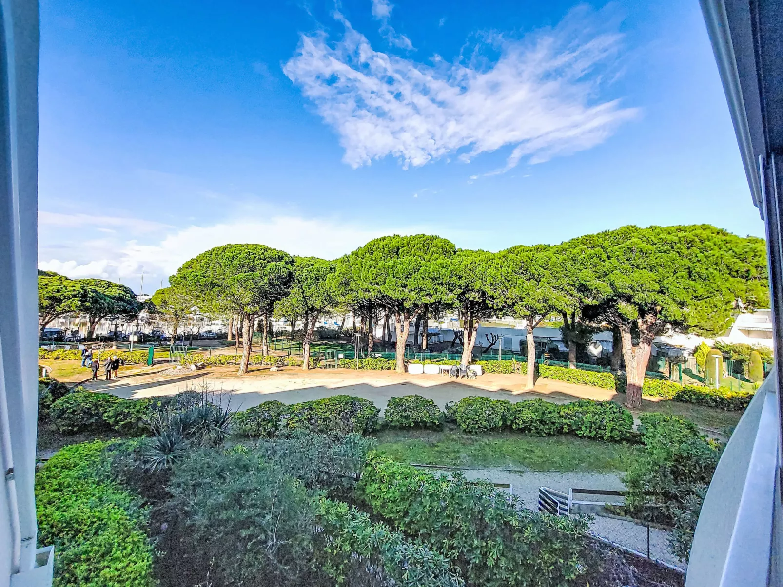 La Croisière - Outside