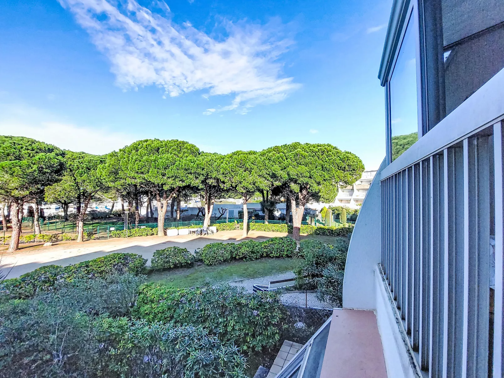 La Croisière - Outside