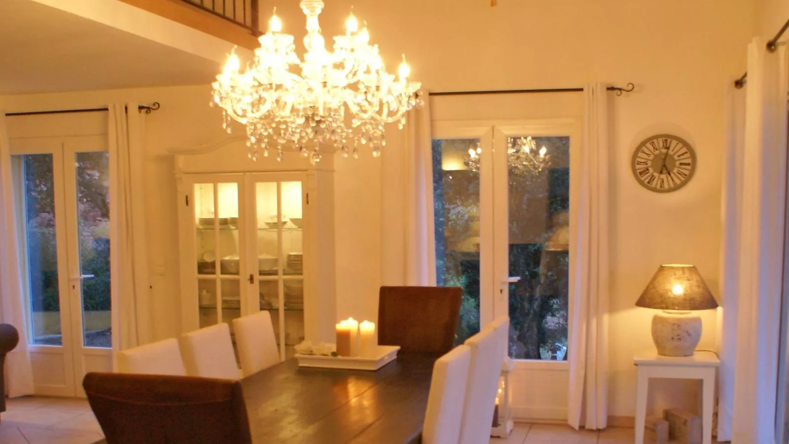 La Parure-Dining room