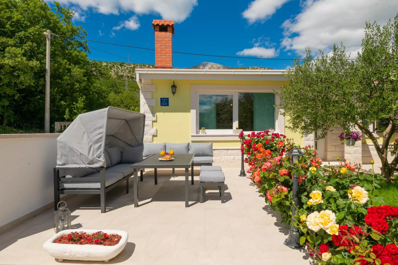 Holiday Home Maslina - Exterior in summer