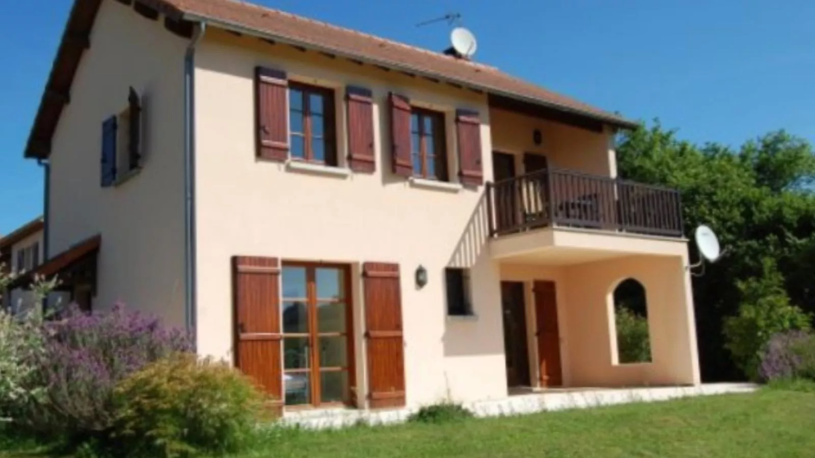 Maison Les Belles-Exterior summer