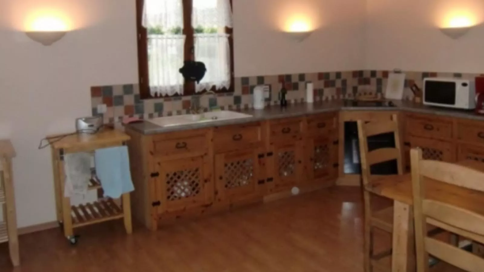 Maison Les Belles-Kitchen