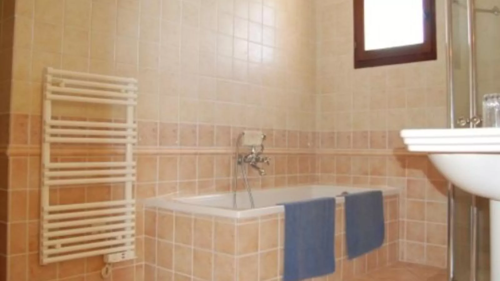 Maison Les Belles-Bathroom