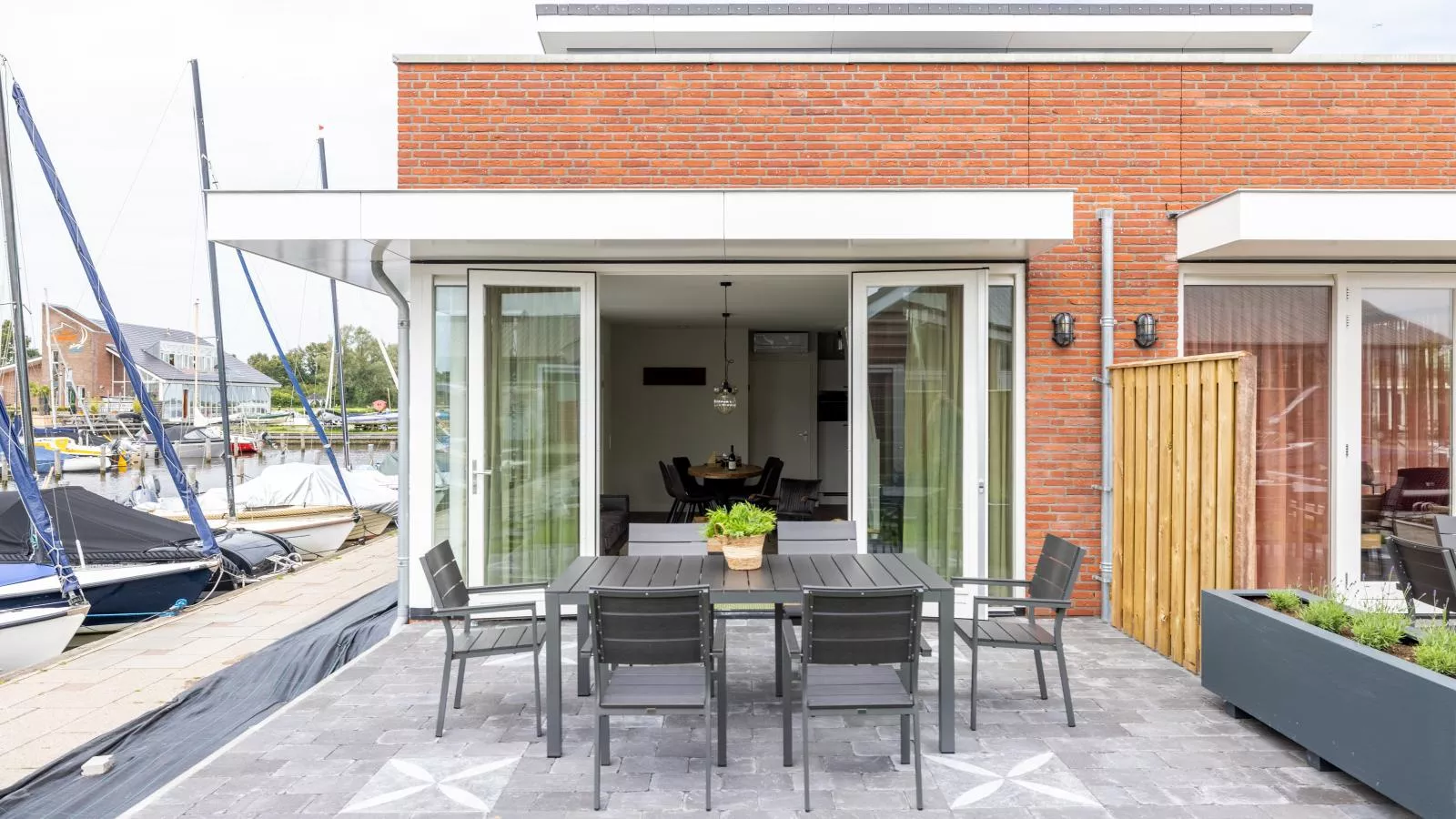 Lakehouse I-Terrace balcony
