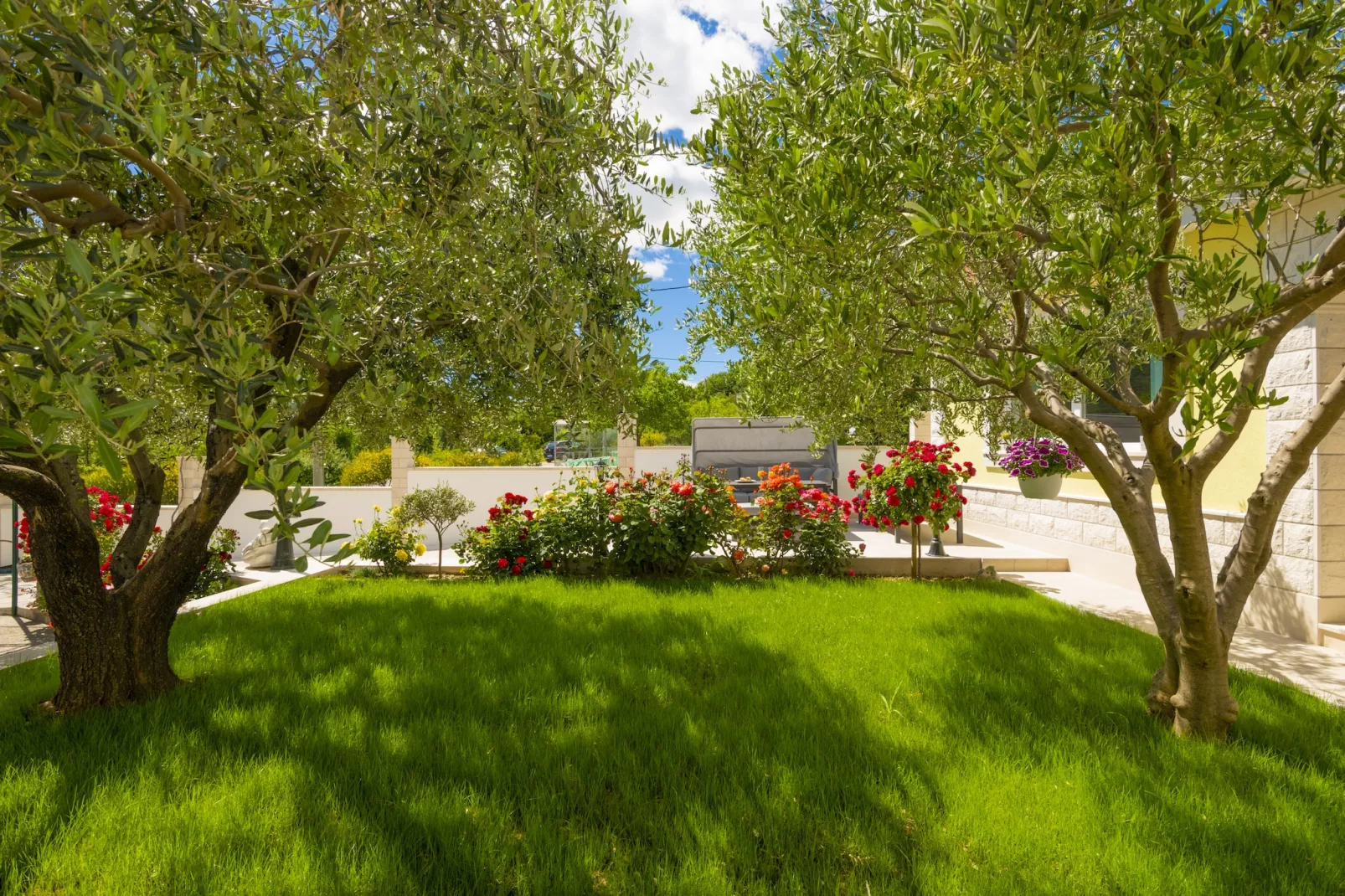 Holiday Home Maslina - Gardens in summer