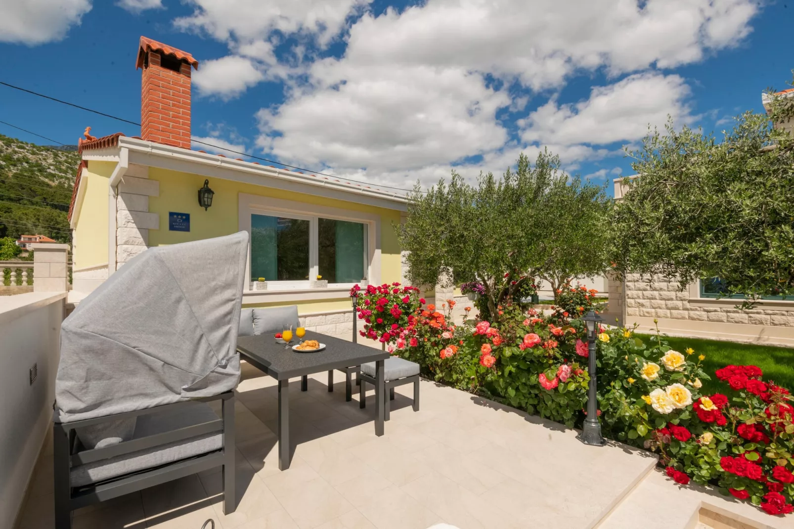 Holiday Home Maslina - Gardens in summer