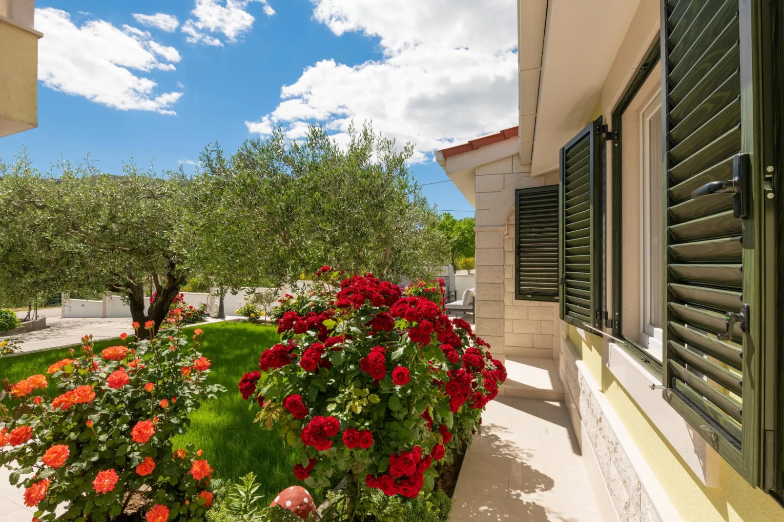 Holiday Home Maslina - Gardens in summer