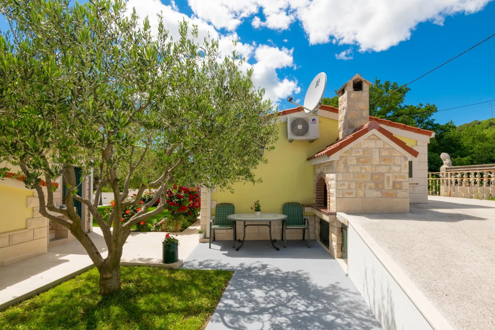 Holiday Home Maslina - Gardens in summer