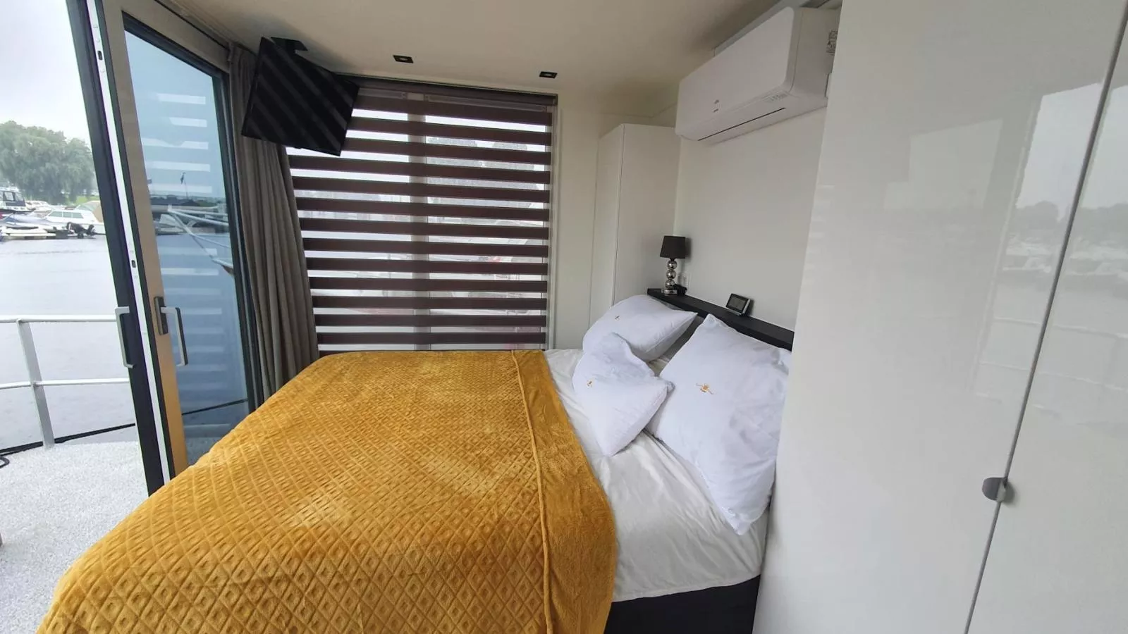 The Queen-Bedroom