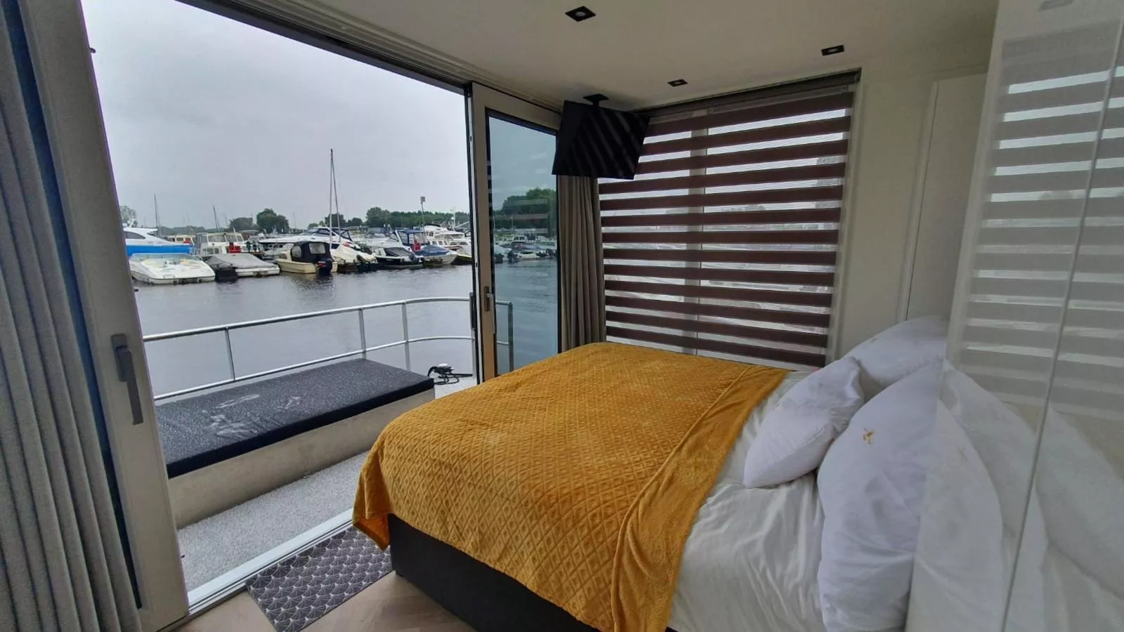 The Queen-Bedroom