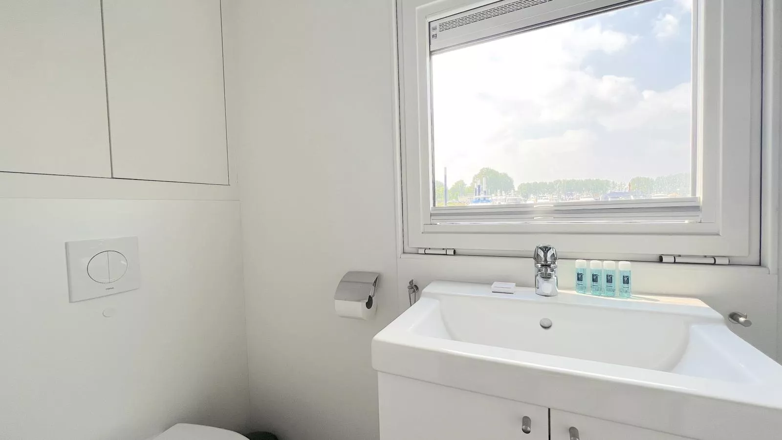 Lymaris-Bathroom