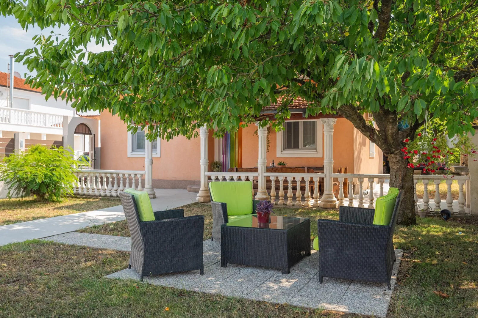 Villa Josefina - Gardens in summer