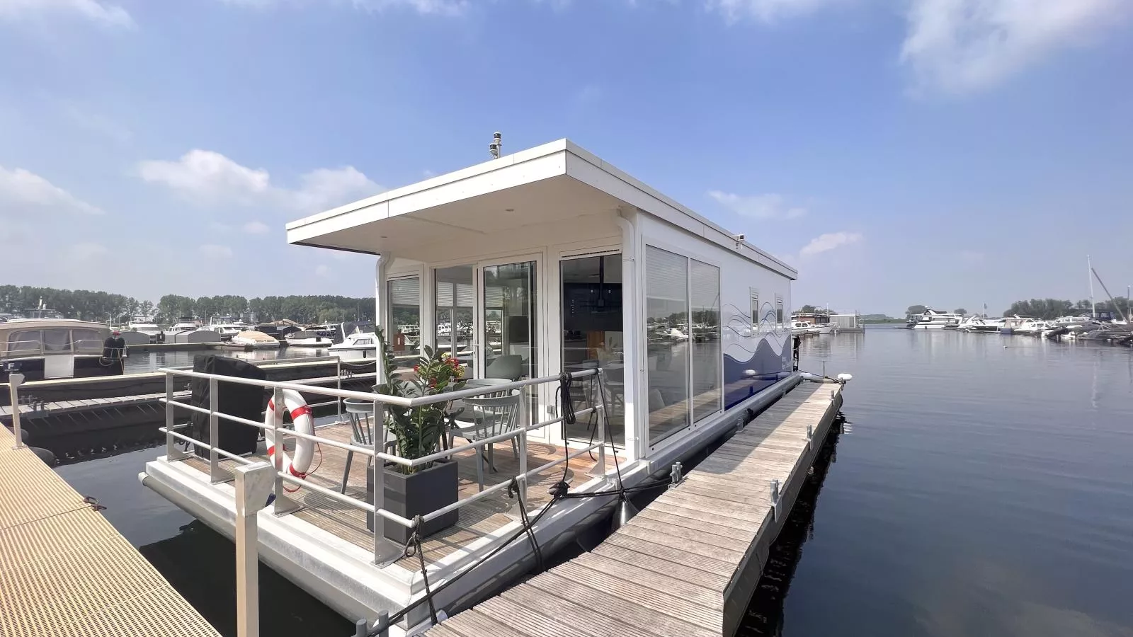 Lymaris-Exterior summer